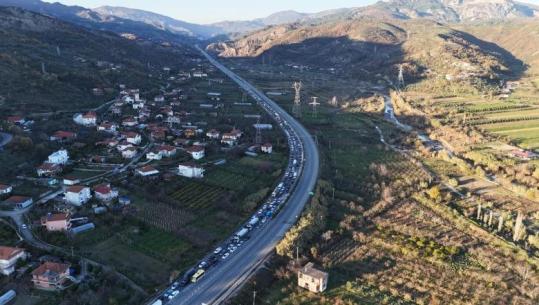 Trafik kilometrik në rrugën nga Tirana drejt Elbasanit