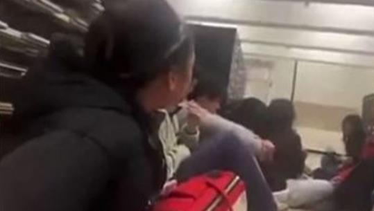 Sulmi me armë në SHBA, momenti kur studentët fshihen në bibliotekën e universitetit (VIDEO)