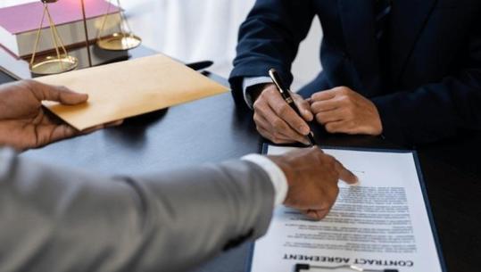 Barometri 2025/ 50% e bizneseve japin ryshfet në administratë, tendenca në rritje të fortë