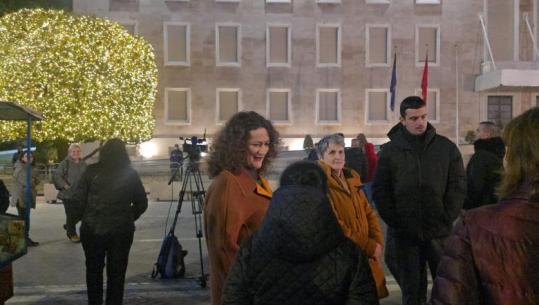 FOTO/ Argita Berisha i bashkohet protestës të së atit para Kryeministrisë