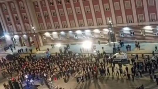 Taulant Balla ironizon protestën e PD përmes AI: Sot po që kanë lezet krushqit, duhet hedhur ndonjë valle