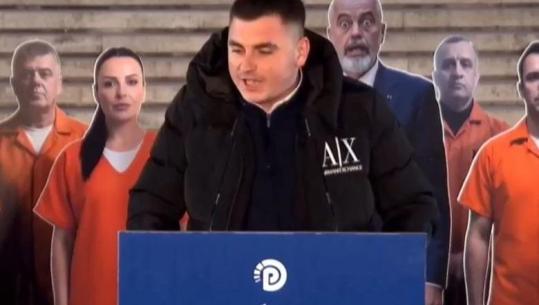 Protesta e Berishës përpara kryeministrisë/ Studenti me xhupin ‘Armani Exchange’, 1 mijë dollarë: Taksat janë rritur, jemi të varfër