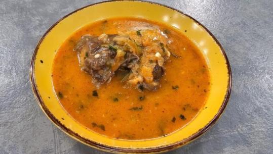 Gjellë me qepë dhe mish nga zonja Albana