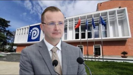 Lisandër Hoxha çon propozimin në Këshillin Kombëtar: Kush ka përfituar bursa ose fonde nga organizatat e Soros ose qeveria, janë të përjashtuar nga PD