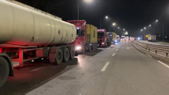 Kukës/ Trafik kilometrik kamionësh në aksin Morin–Vërmicë, shkak puna e ngadaltë në doganën e Vërmicës