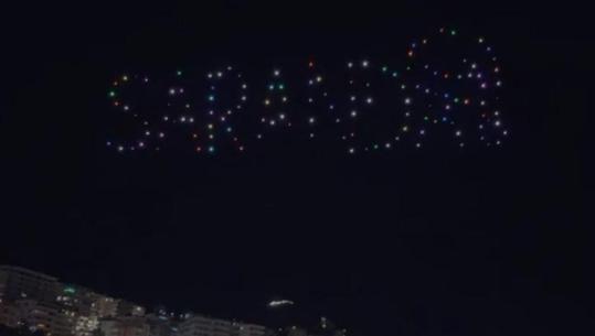 'Spektakël' mbi qiellin e Sarandës, rreth 150 dronë krijojnë imazhe në prag të festave