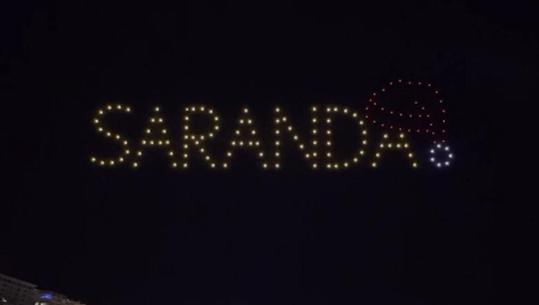 VIDEOLAJM/ Spektakël mbi qiellin e Sarandës, rreth 150 dronë krijojnë imazhe në prag të festave