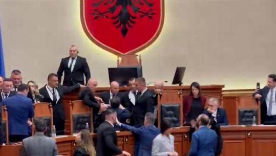 Tensione në Kuvend, opozita pengon nisjen e seancës! Ulen në vendet e kabientit të qeverisë