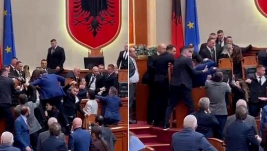 Kaos në Kuvend, Klevis Balliu hipën mbi tavolinë për të kaluar tek vendi i ministrave! Gardisti e tërheq zvarrë