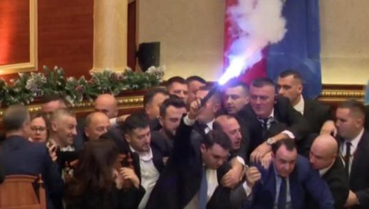 LIVE TV- PD kaos në sallë, deputetët e opozitës ulen në vendet e ministrave: Ku e keni Ballukun? Këlliçi ndez flakadan në sallë, përplasje me gardistët