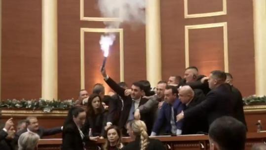 Seanca plenare nis mes kaosit, deputetët e opozitës nuk lëshojnë karriget e ministrave