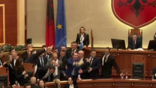 Demokratët rrëzojnë karrigen e Belinda Ballukut, demokrati Klevis Balliu përjashtohet nga seanca