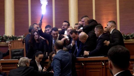 LIVE TV- Kaos në Kuvend, deputetët e PD ulen në vendet e ministrave dhe përplasen me Gardën: Ku e keni Ballukun? Këlliçi ndez flakadan në sallë, Shabani betohet si Avokat Populli! PS kalon direkt në votim