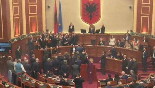 Noka i hedh ujë gardistit, përjashtohet nga seanca