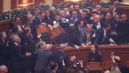 Opozita nuk lëshon karriget e ministrave, demokratët ndezin flakadanë! Përplasje fizike me gardën