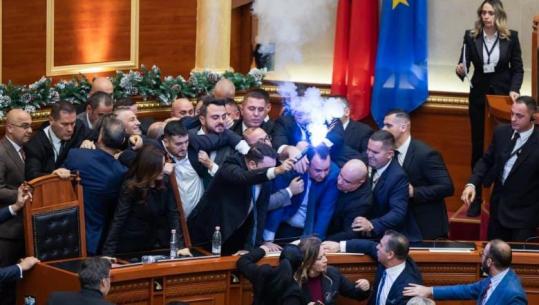 Kaos në Kuvend, deputetët e PD zaptojnë karriget e ministrave dhe përplasen fizikisht me Gardën: Ku e keni Ballukun? Shabani betohet mes flakadanëve, PS kalon direkt në votim