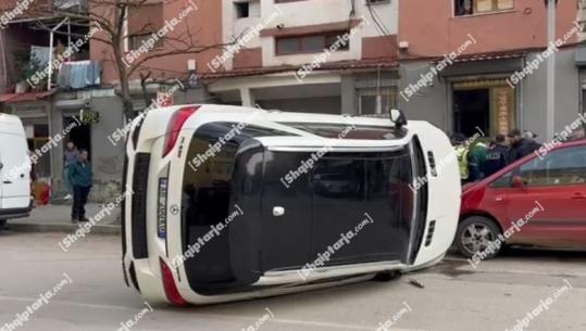 Korçë/ ‘Benzi’ përplaset me një mjet të parkuar, përfundon i përmbysur në rrugë