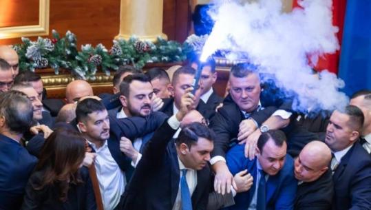 Kaos, përplasje fizike dhe flakadanë....seanca plenare përmes fotove