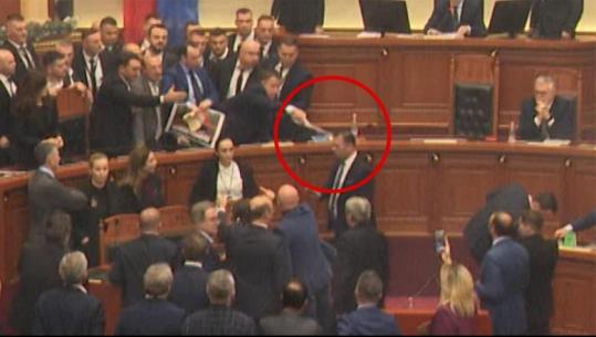 VIDEO/ Tensionet në Kuvend, momenti kur Flamur Noka i hedh ujë në kokë shefit të Gardës