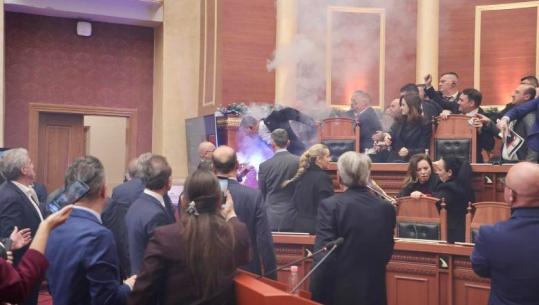 Kaosi në Kuvend, media greke jehonë përplasjes së opozitës me Gardën: Ndezën flakadanë dhe i hodhën ujë kryetarit të parlamentit