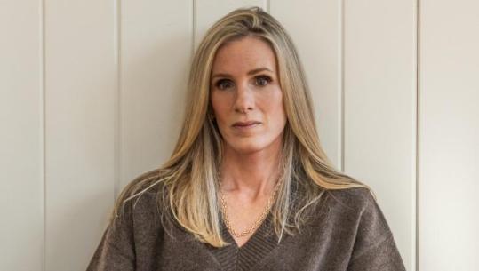 U bë meme brenda natës, flet gruaja që u filmua në krahët e shefit në koncertin e Coldplay