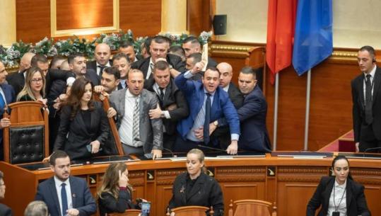 Kaosi në Kuvend/ PS kërkon përjashtimin e 29 deputetëve të PD, mbledhja e ‘Etikës’ shtyhet në martën! Bardhi: Doni të fshini opozitën nga Kuvendi