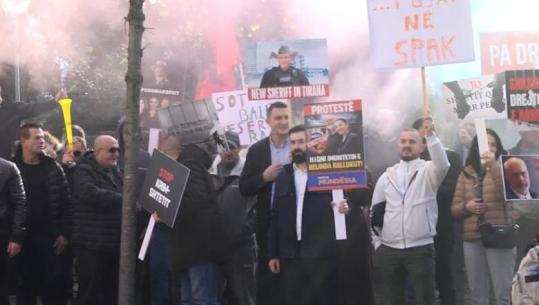 SPAK kërkon arrestimin e Ballukut, Partia 'Mundësia' protestë me tymuese para Kuvendit: Pa drejtësi, s’ka BE