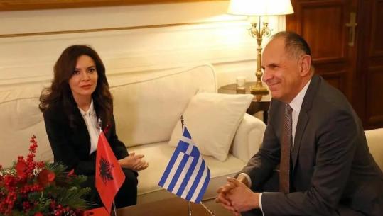 Vizita e Spiropalit në Athinë ‘bezdis’ mediat greke: Gerapetriti përulet para ministres shqiptare