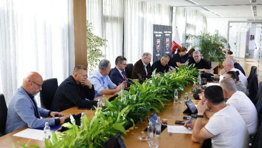 2026 është vit zgjedhor për futbollin, FSHF 'zgjidh qesen' dhe shpërndan 3 milionë euro për klubet e Superligës dhe Kategorisë së Parë