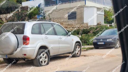 Persona të paidentifikuar çajnë me thikë gomat e 10 automjeteve, policia nis hetimet
