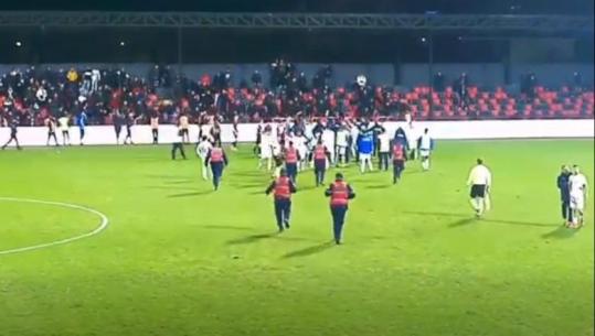 VIDEO/ Skandali në Vlorë, reagon KF Teuta: Dy futbollistët tanë u dhunuan barbarisht, delegati vijoi ndeshjen paçka 'ferrit' në stadium