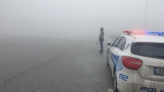 Mjegulla ‘pushton’ aksin Tuneli i Kalimashit-Morinë, policia apel drejtuesve të mos ecin me shpejtësi