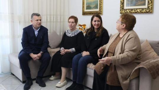 Balla dhe Manastirliu vizitë në një familje në Tiranë: Morën bonusin e fundvitit, një mbështetje e merituar për mbi 700 mijë pensionistë në të gjithë vendin
