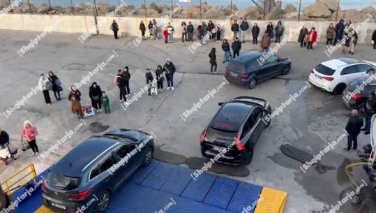 Fluks emingratësh për festat e fundvitit, 692 pasagjerë dhe 147 automjete mbërrijnë në Portin e Vlorës me traget nga Italia