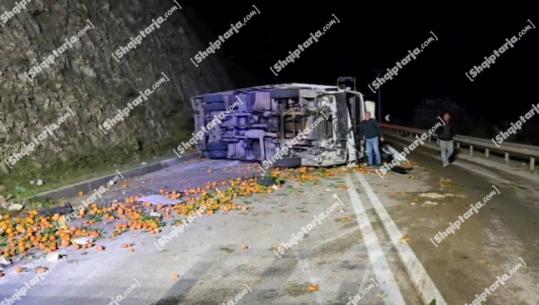 Aksident në aksin Levan–Tepelenë, kamioni me agrume del nga rruga dhe batohet, plagoset shoferi
