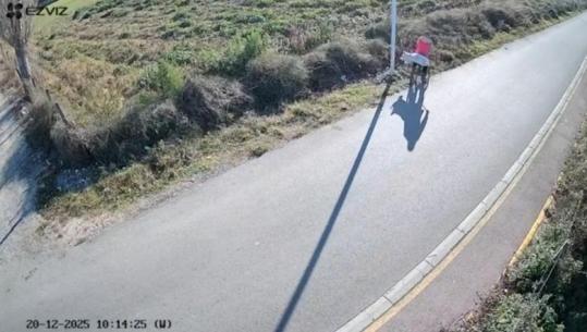 Lezhë/ Qytetari hedh thesin me mbeturina në anë të rrugës, kryebashkiaku Ndreu: Turp (VIDEO)