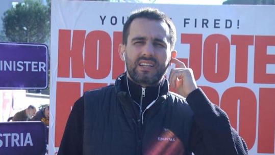 Lapaj në ditën e 15 para kryeministrisë, i distancuar nga protestat e Berishës: Protestojmë pa logo, partitë të qëndrojnë në seli