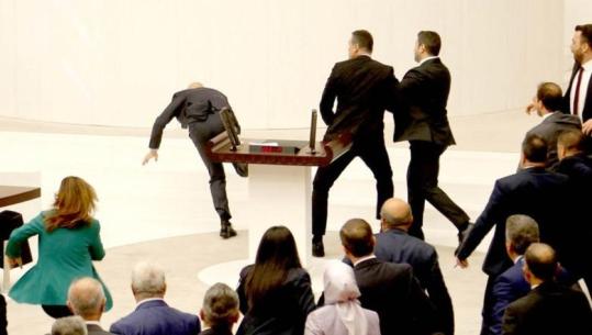 Debati për buxhetin e shtetit/ Deputetët e mazhorancës dhe opozitës sherr me grushte në Parlamentin e Turqisë 