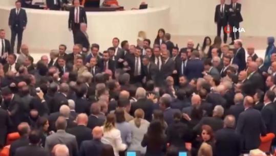 Debati për buxhetin 2026/ Deputetët e mazhorancës dhe opozitës sherr me grushte në Parlamentin e Turqisë 