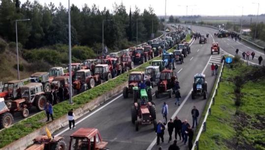 Greqi/ Fermerët vijojnë protestat, bllokadat do vijonë deri për krishtlindje! Mitsotakis keq në sondazhe, qytetarët mbështesin fermerët