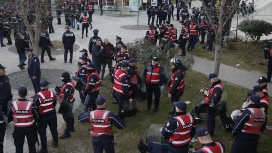 PD nis në orën 18:00 protestën kombëtare, policia 'rrethon' kryeministrinë (VIDEO)