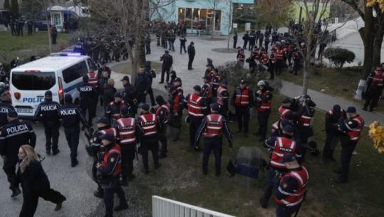 PD nis në orën 18:00 protestën kombëtare, policia 'rrethon' kryeministrinë (VIDEO)
