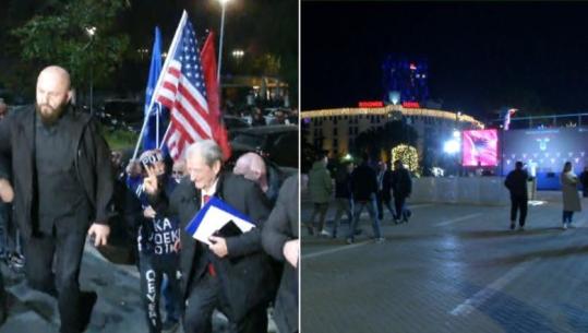 Protesta e opozitës/ Berisha mbërrin në PD, pjesëmarrje e ulët në bulevard (VIDEO)