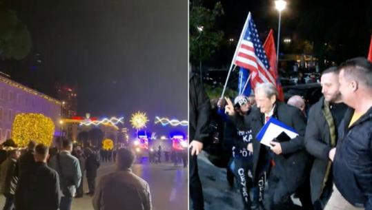 Protesta e PD/ Pak mbështetës presin Berishën në seli, pjesëmarrje e ulët edhe në bulevardin para Kryeministrisë! Lapaj ‘spostohet’ nga sheshi! 1300 efektivë në terren