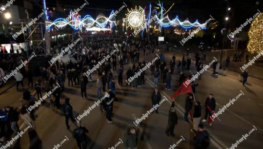 LIVE TV - Protesta e PD/ Pak militantë presin Berishën në seli, pjesëmarrje e ulët edhe në bulevardin para Kryeministrisë! Lapaj spostohet nga sheshi! 1300 efektivë në terren