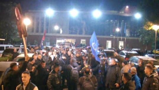 Priti që të rritet pjesëmarrja, Berisha lë selinë e PD-së për t'iu bashkuar militantëve para Kryeministrisë