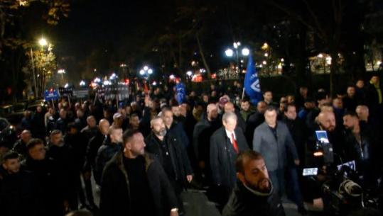 Priti që të rritet pjesëmarrja, Berisha lë selinë e PD-së për t'iu bashkuar militantëve para Kryeministrisë