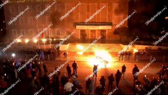 LIVE TV – Protesta e Berishës aspak kombëtare, pjesëmarrje e ulët në bulevard! Berisha: Jemi në luftë me Ramën! Militantët heqin gardhin metalik dhe hedhin molotovë drejt Kryeministrisë