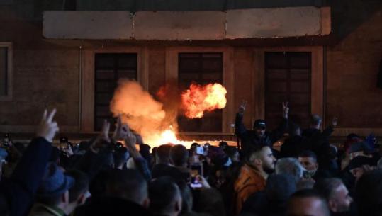  Molotovë drejt kryeministrisë, nisin trazirat në protestën e PD-së (VIDEO)