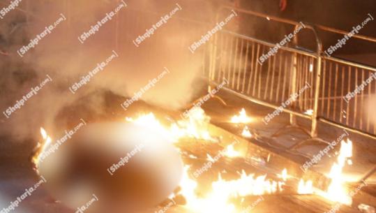 Protestuesi merr flakë nga molotovët që hodhën militantët e Berishës drejt Kryeministrisë (FOTO)